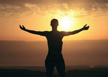 आज के दौर में सकारात्मक बने रहने के आसान तरीक़े यहां जानें