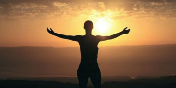 आज के दौर में सकारात्मक बने रहने के आसान तरीक़े यहां जानें