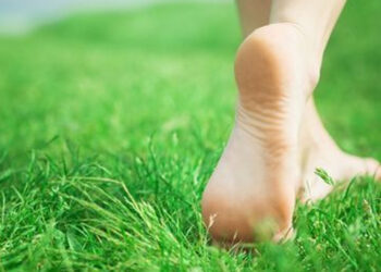 नंगे पांव चलने से नकारात्मकता होगी दूर, फ़ायदे होंगे भरपूर