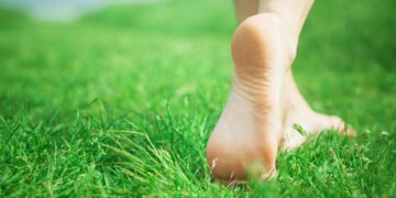 नंगे पांव चलने से नकारात्मकता होगी दूर, फ़ायदे होंगे भरपूर