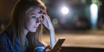 डेटिंग ऐप्स पर होने वाले भावनात्मक शोषण को जानें