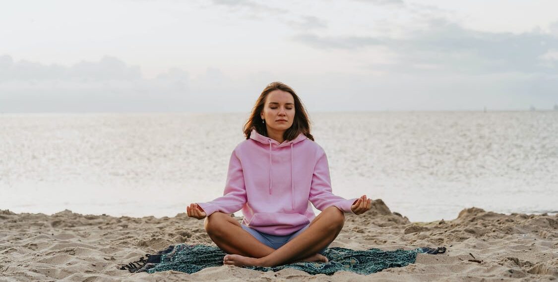 5 योगासन, जो आपको तनाव की दरिया में डूबने से बचाएंगे