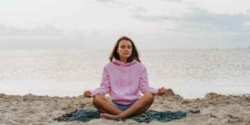 5 योगासन, जो आपको तनाव की दरिया में डूबने से बचाएंगे