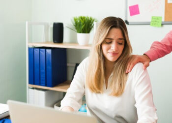 वर्क प्लेस पर कोई परेशान करे तो कैसे निपटें?