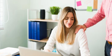 वर्क प्लेस पर कोई परेशान करे तो कैसे निपटें?