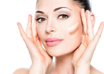 फ़ाउंडेशन का सही शेड ढूंढ़ रही हैं? ये टिप्स काम आएंगे