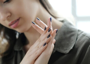 ये टिप्स आज़माएंगी तो मैनिक्योर लंबे समय तक बना रहेगा नया सा