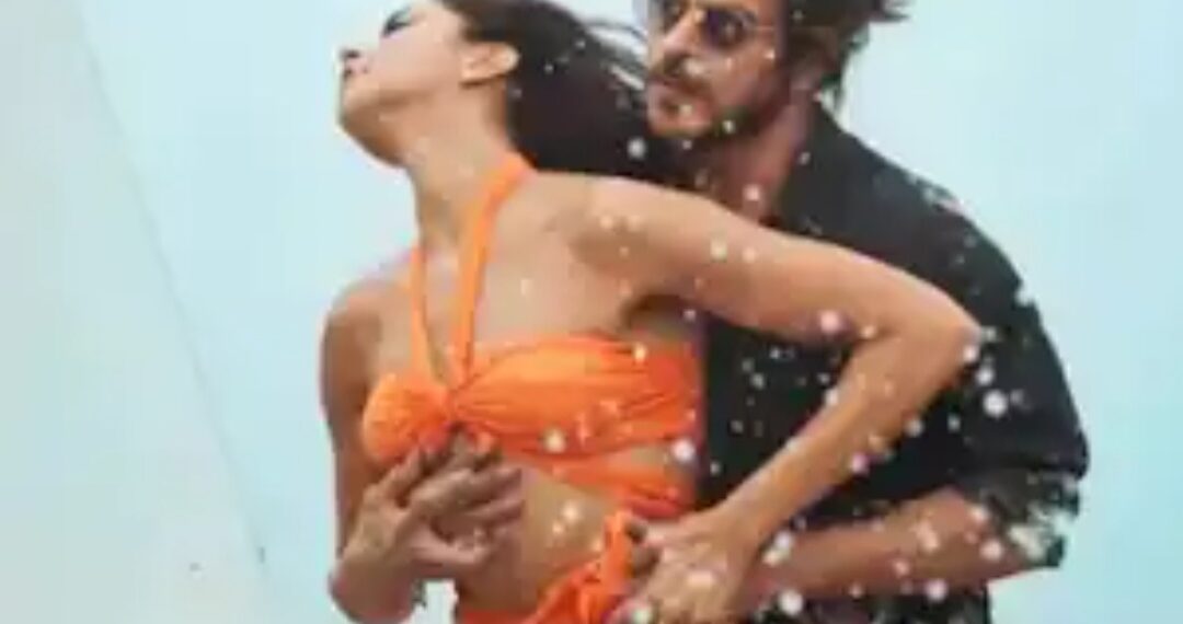 ये कहां आ गए हम – बदरंग आस्था बनाम बेशरम रंग