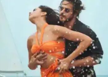 ये कहां आ गए हम – बदरंग आस्था बनाम बेशरम रंग 