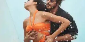 ये कहां आ गए हम – बदरंग आस्था बनाम बेशरम रंग 