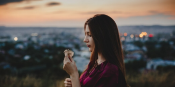 कहीं आपको भी त्यौहारों की तड़क-भड़क परेशान तो नहीं करती?